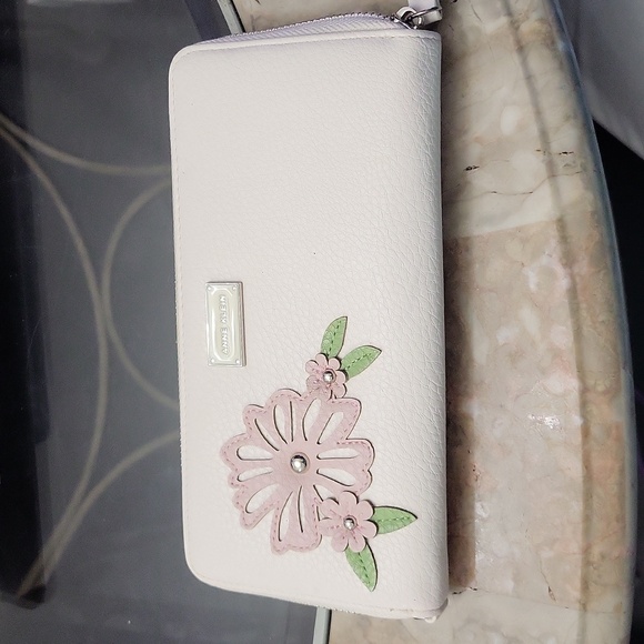 Anne Klein Flower Wallet - Picture 4 of 5